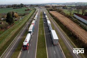 По данным Мининфраструктуры, с обеих сторон граница заблокирована десятками тысяч грузовиков