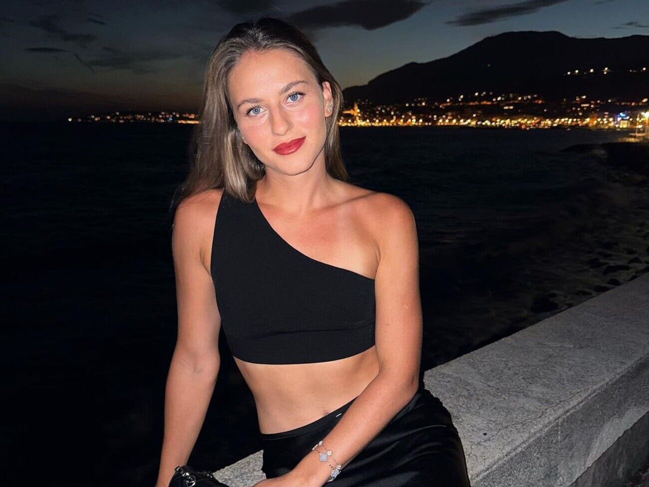 13 листопада Костюк розповіла, що відпочиває на Мальдівах