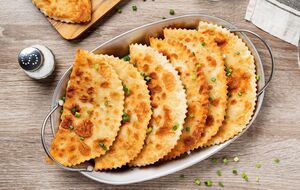 Готовые чебуреки выложите на бумажное полотенце, чтобы впитался лишний жир