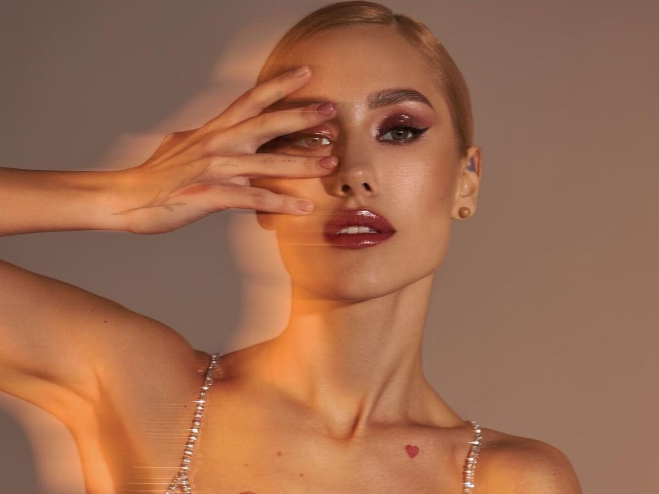 Квиткова оделась перед камерой