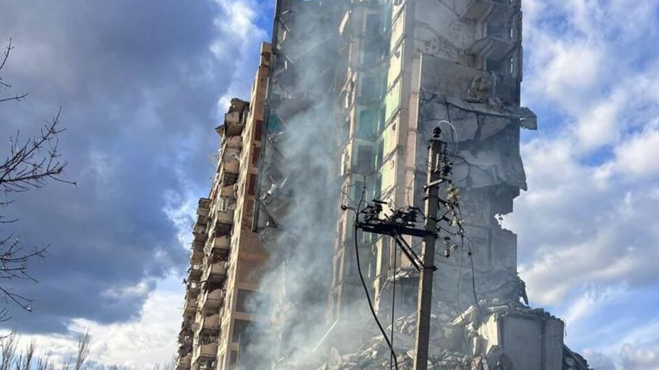 Около полуночи россияне ударили ракетой по многоэтажке в Селидово Донецкой области