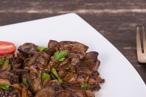 Щоб печінка вийшла смачною, її краще смажити на суміші олії та масла