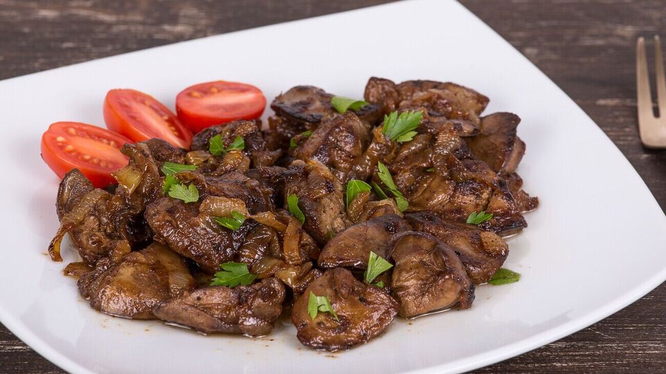 Чтобы печень получилась вкусной, ее лучше жарить на смеси растительного и сливочного масел