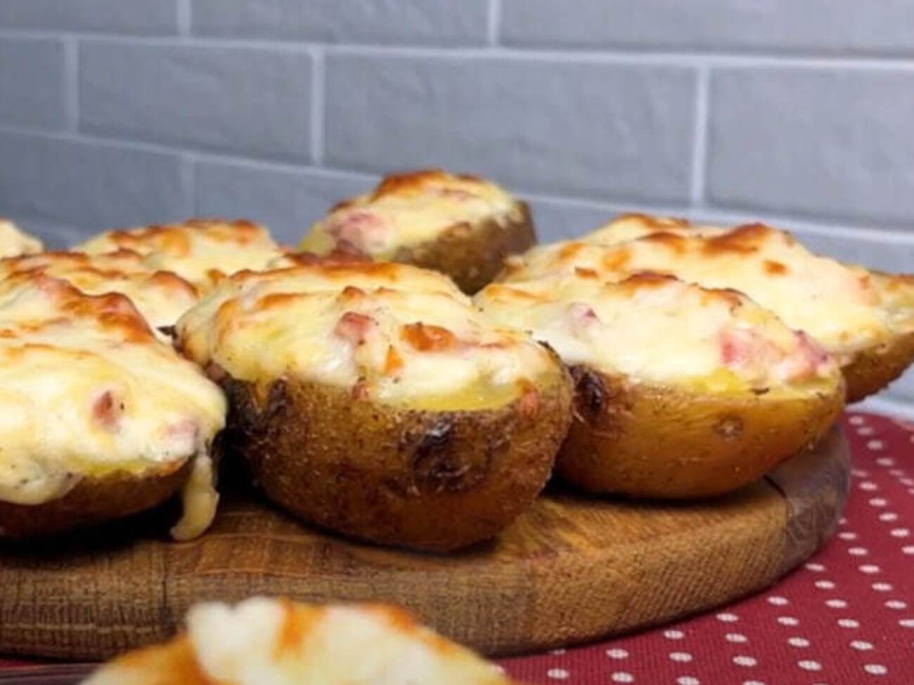 Картофель сперва нужно отварить, а затем поджарить