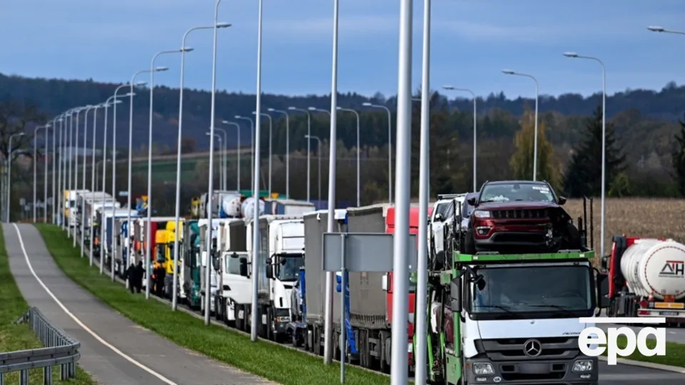 Польські автоперевізники й далі блокуватимуть кордон з Україною