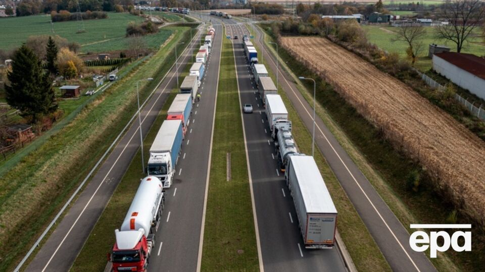 13 ноября польские автоперевозчики заявили, что переговоры с украинским правительством не разрешили спора и они продолжат блокировать границу с Украиной