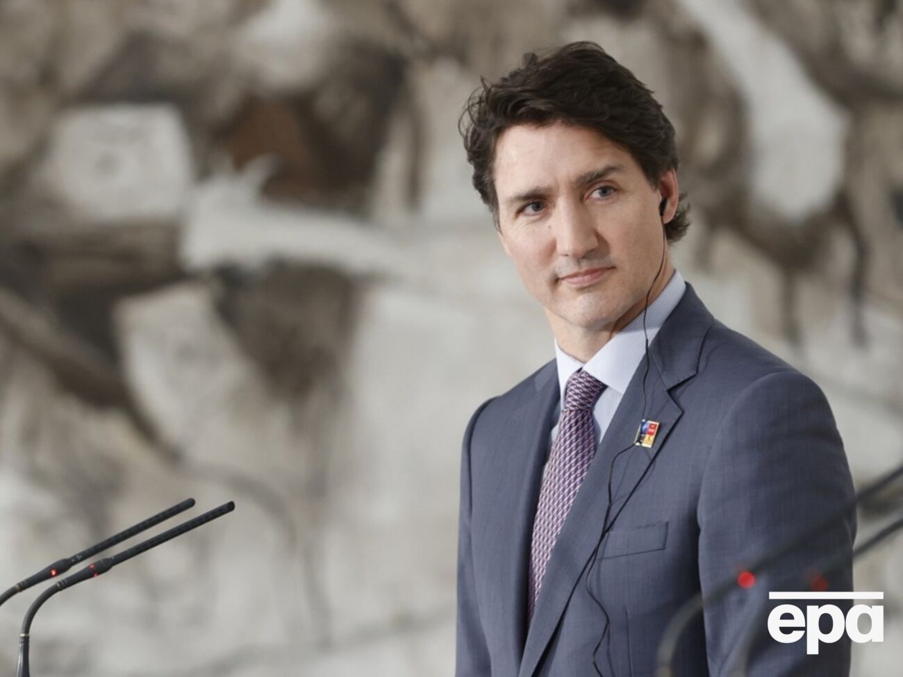 Трюдо выводили из ресторана в сопровождении полиции