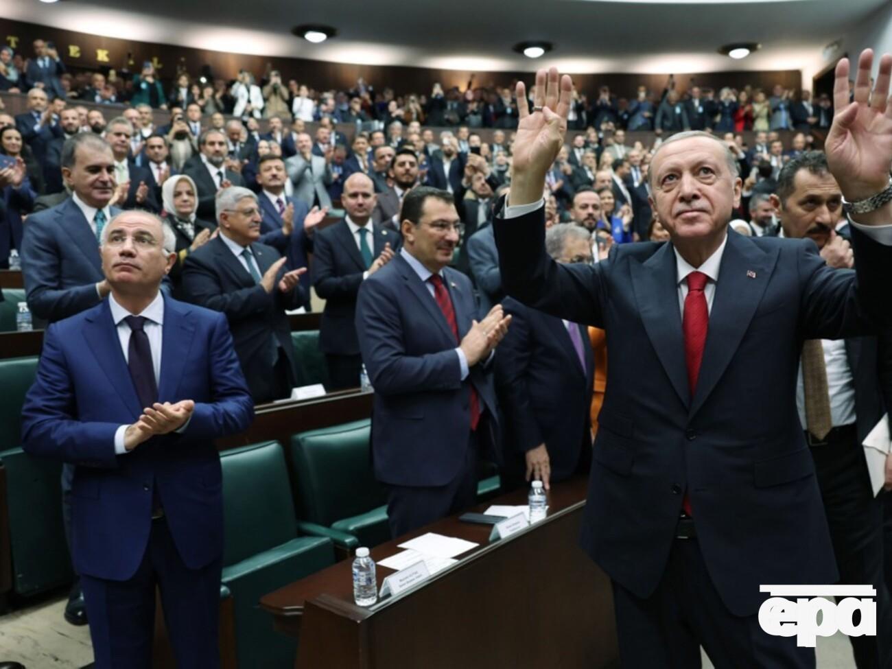 Эрдоган не стал прерывать речь, пока охранник сбивал с него насекомое