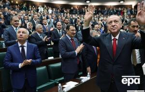 Эрдоган не стал прерывать речь, пока охранник сбивал с него насекомое