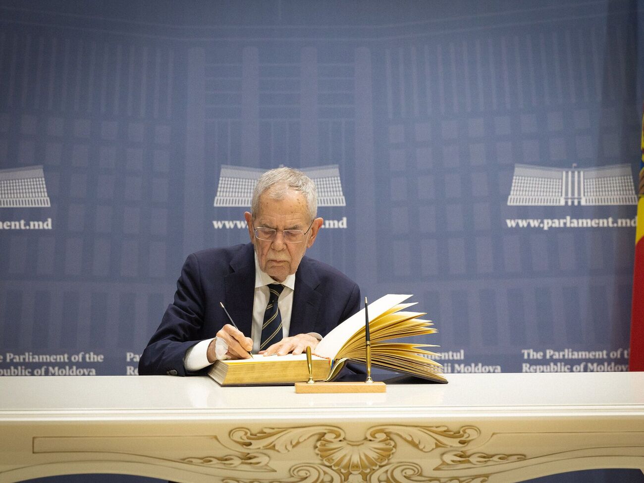 Ван дер Беллен после инцидента появился на публике с повязкой на руке