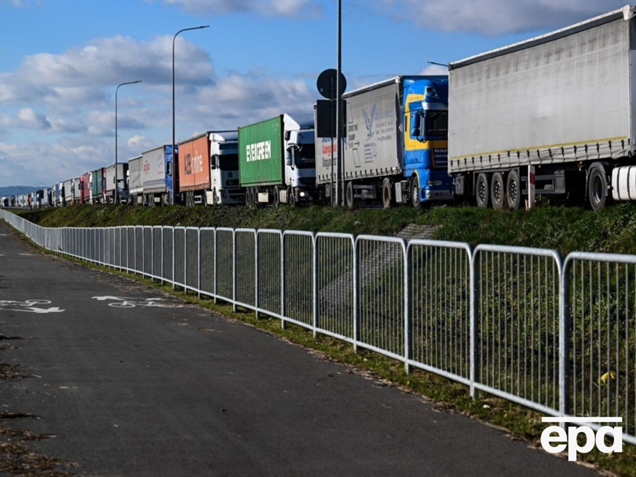 С обеих сторон границы в результате акции протеста заблокировано более 20 тыс. грузовиков