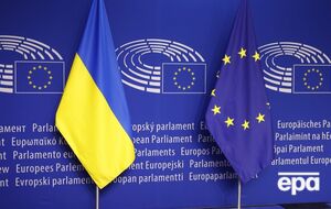 Помешать достижению единогласия в ЕС, необходимого для принятия решения о начале переговоров с Украиной, может Венгрия, отметили СМИ