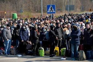Перші потоки людей почали зʼявлятися на кордоні за три години після початку вторгнення, розповіли митники