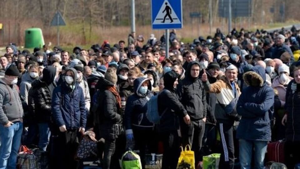 Первые потоки людей начали появляться на границе через три часа после начала вторжения, рассказали таможенники