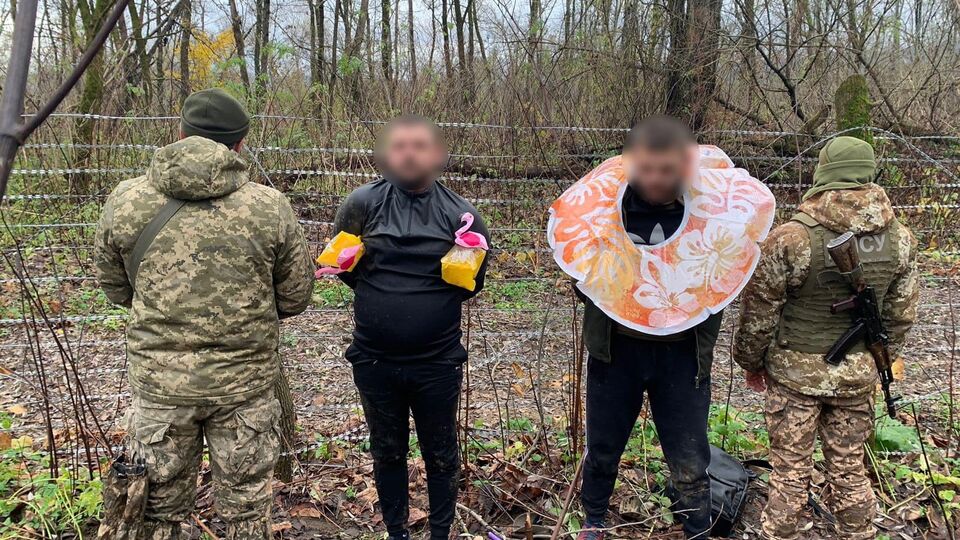 Чоловіки планували перепливти річку за допомогою дитячих плавзасобів