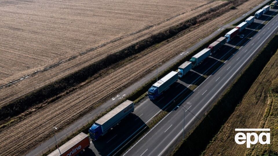 Із польського боку на кордоні застрягло 2800 вантажівок
