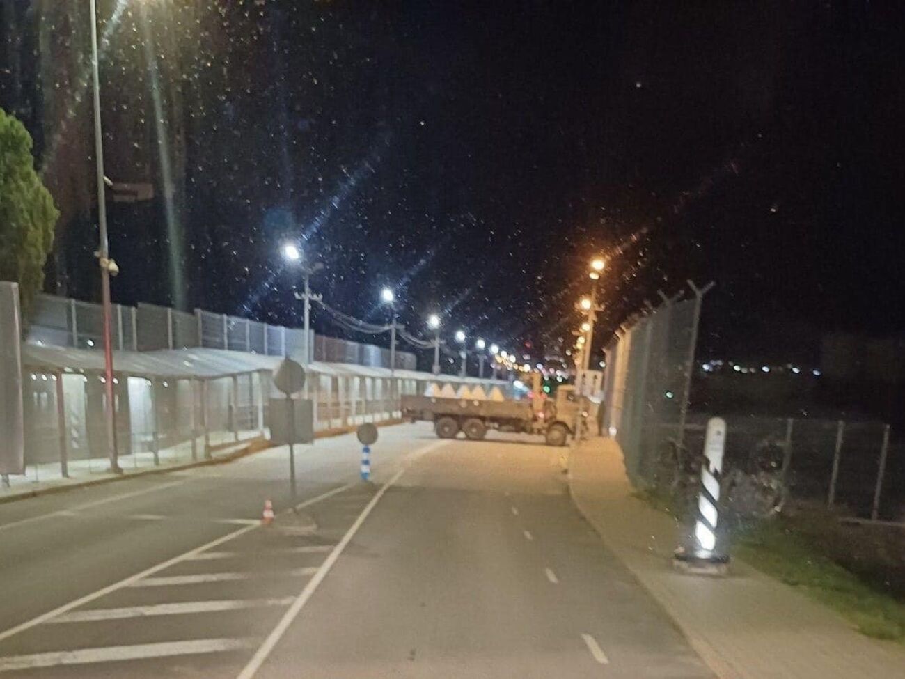 Бетонні блоки привезли на міст, але вони не перегороджують дороги