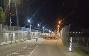 Бетонні блоки привезли на міст, але вони не перегороджують дороги