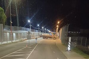 Бетонные блоки привезли на мост, но они не перегораживают дорогу