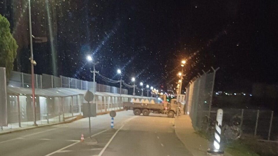 Бетонные блоки привезли на мост, но они не перегораживают дорогу