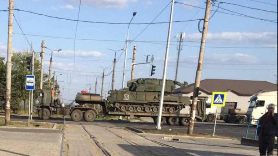 Окупанти везуть важку техніку через Маріуполь, повідомив Андрющенко