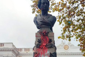 18 ноября в Одессе облили краской памятник Пушкину, установленный на Приморском бульваре
