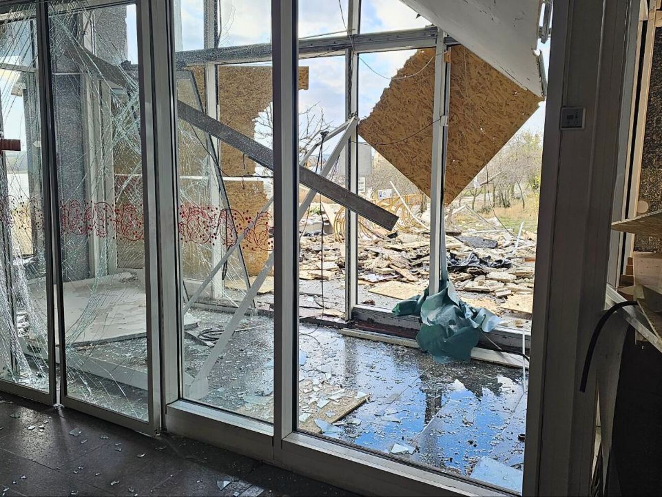 Після 11.00 окупанти вдарили по житловому сектору Херсона