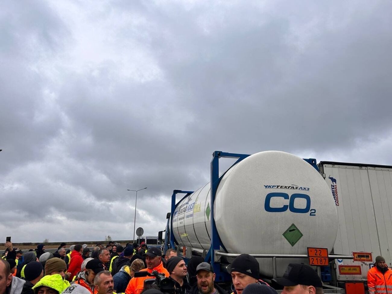 Украинским водителям, часть из которых уже 10 дней находится на украино-польской границе, будет оказана помощь, пообещал Кубраков