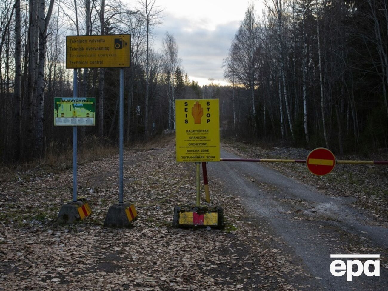 В непосредственной близости от шлагбаумов на границе с РФ строятся защитные сооружения, отметили в погранслужбе Финляндии