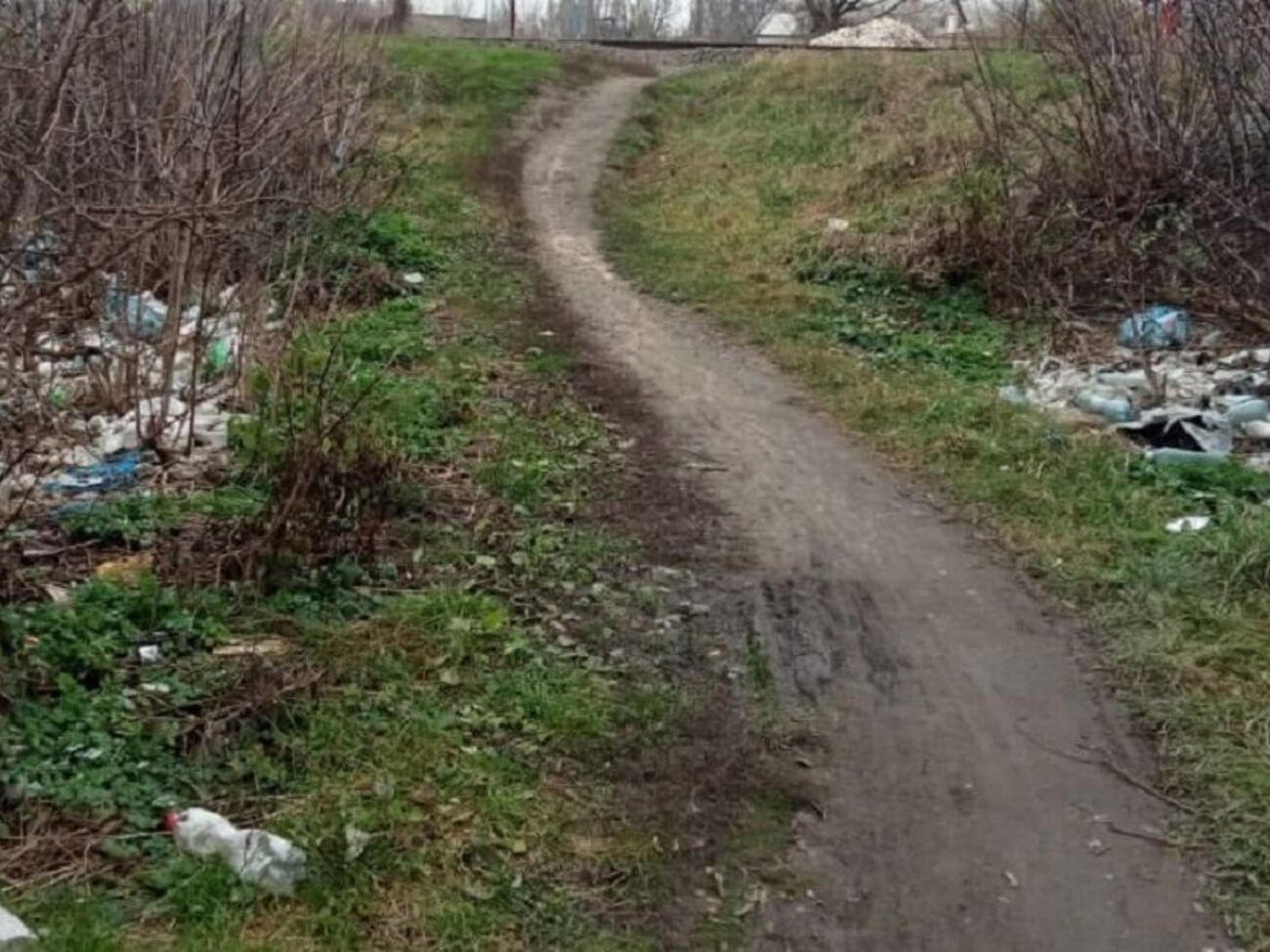 На фото, яке опублікувала поліція, – стихійний смітник біля залізниці