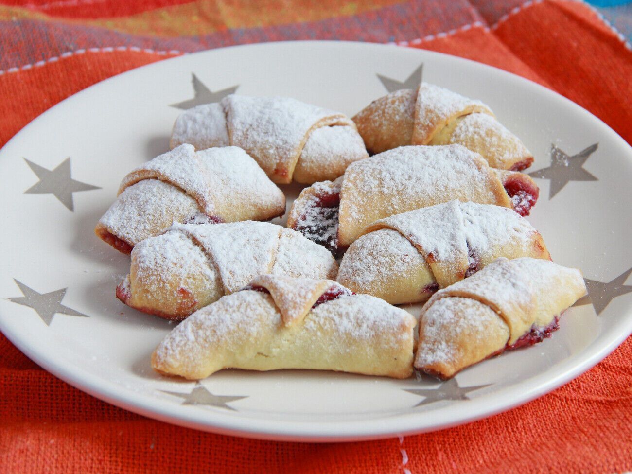 Випікайте рогалики за температури 180 °С приблизно 20 хвилин, щоб вони підрум'янилися