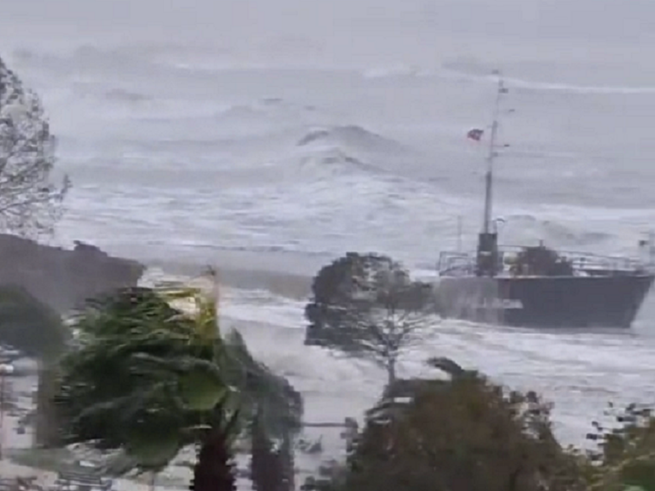 Часть судна прибило к берегу