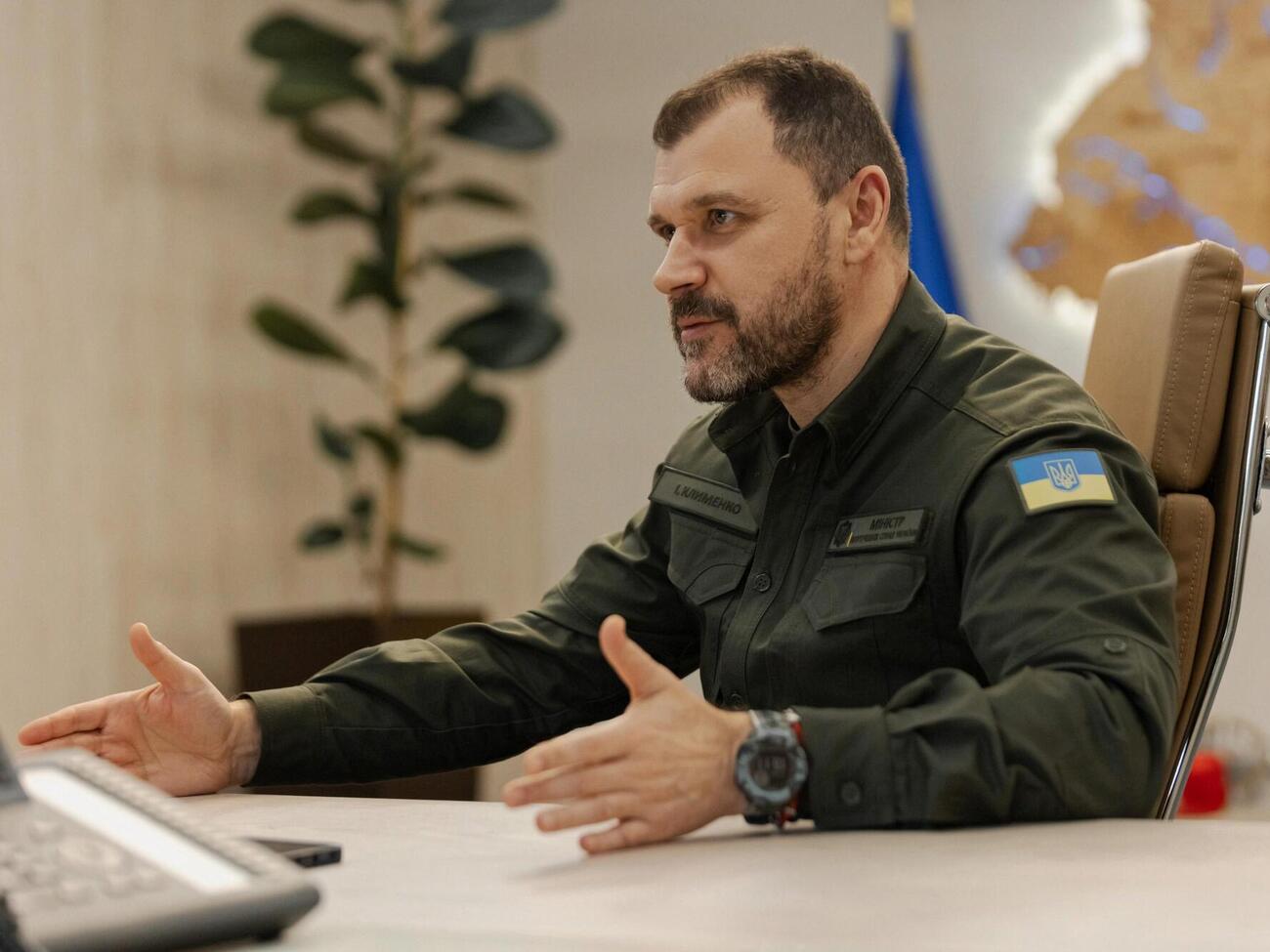 У МВД Украины, как правило, нет информации о наличии у родственников чиновников паспорта другого государства, отметил Клименко
