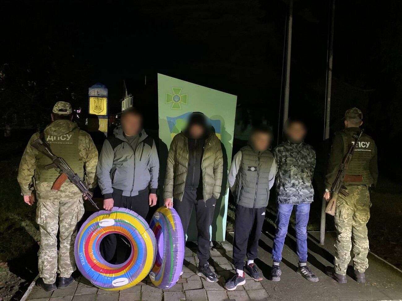 Пограничники задержали двух подростков и двух мужчин, которые планировали переплыть реку Тиса на надувных кругах, отметили в ГПСУ