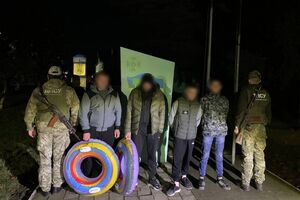 Прикордонники затримали двох підлітків і двох чоловіків, які планували переплисти річку Тиса на надувних колах, зазначили у ДПСУ
