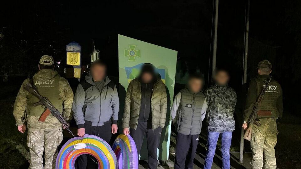 Пограничники задержали двух подростков и двух мужчин, которые планировали переплыть реку Тиса на надувных кругах, отметили в ГПСУ