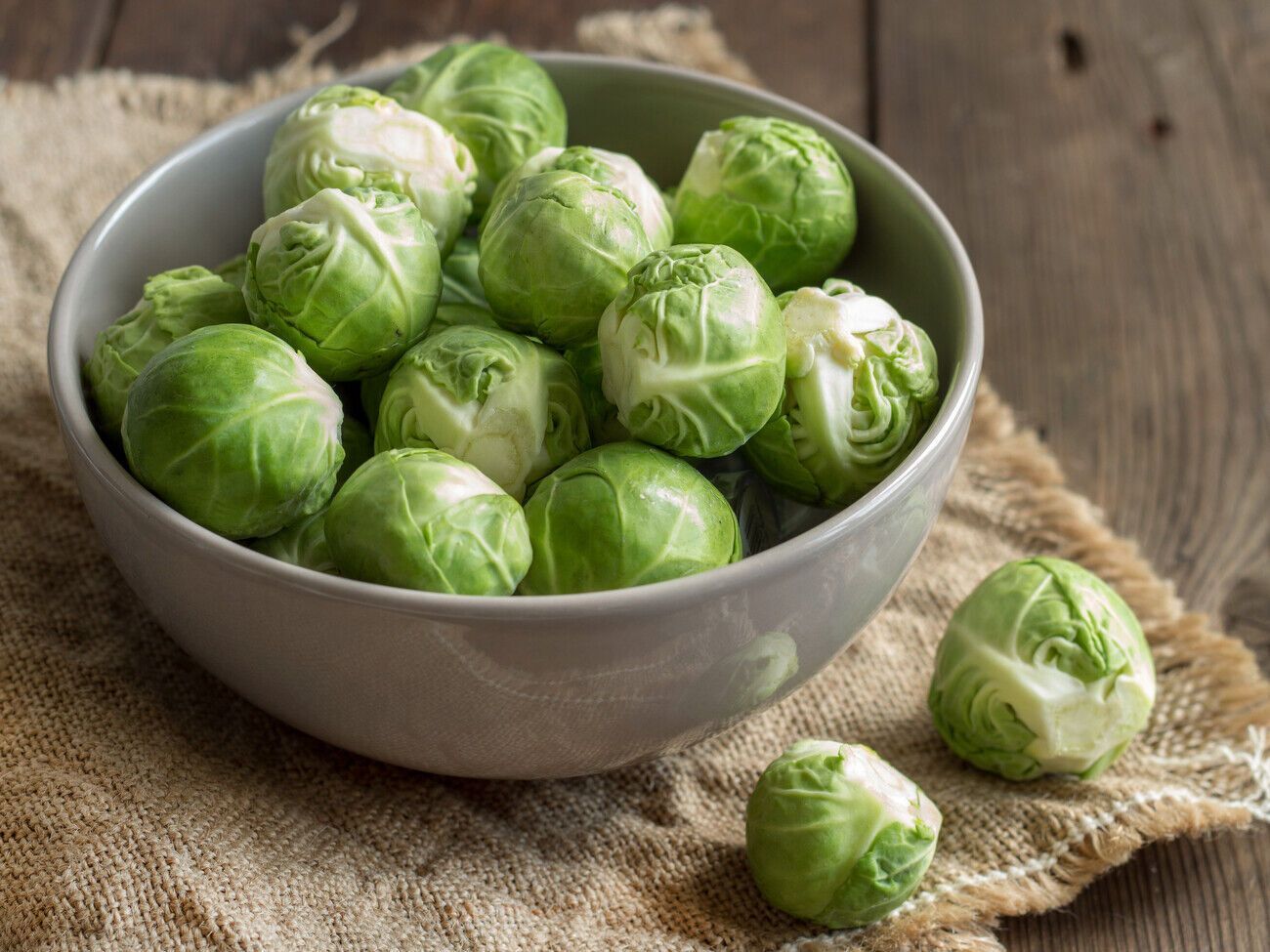 Чтобы брюссельская капуста была без горечи, ее перед приготовлением нужно заморозить, оставив в морозильной камере на несколько часов