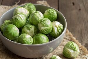 Чтобы брюссельская капуста была без горечи, ее перед приготовлением нужно заморозить, оставив в морозильной камере на несколько часов
