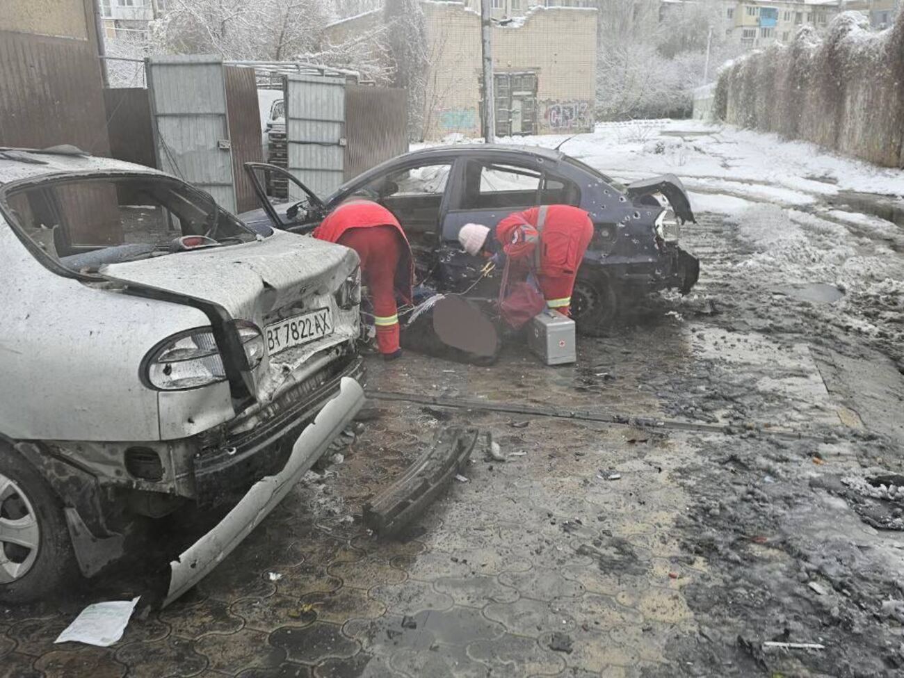 Из-за обстрела повреждены автомобили, а также жилой дом