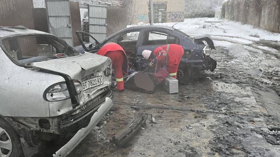 Из-за обстрела повреждены автомобили, а также жилой дом