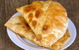 Готовые чебуреки перекладывайте на бумажное полотенце, чтобы оно впитало лишний жир