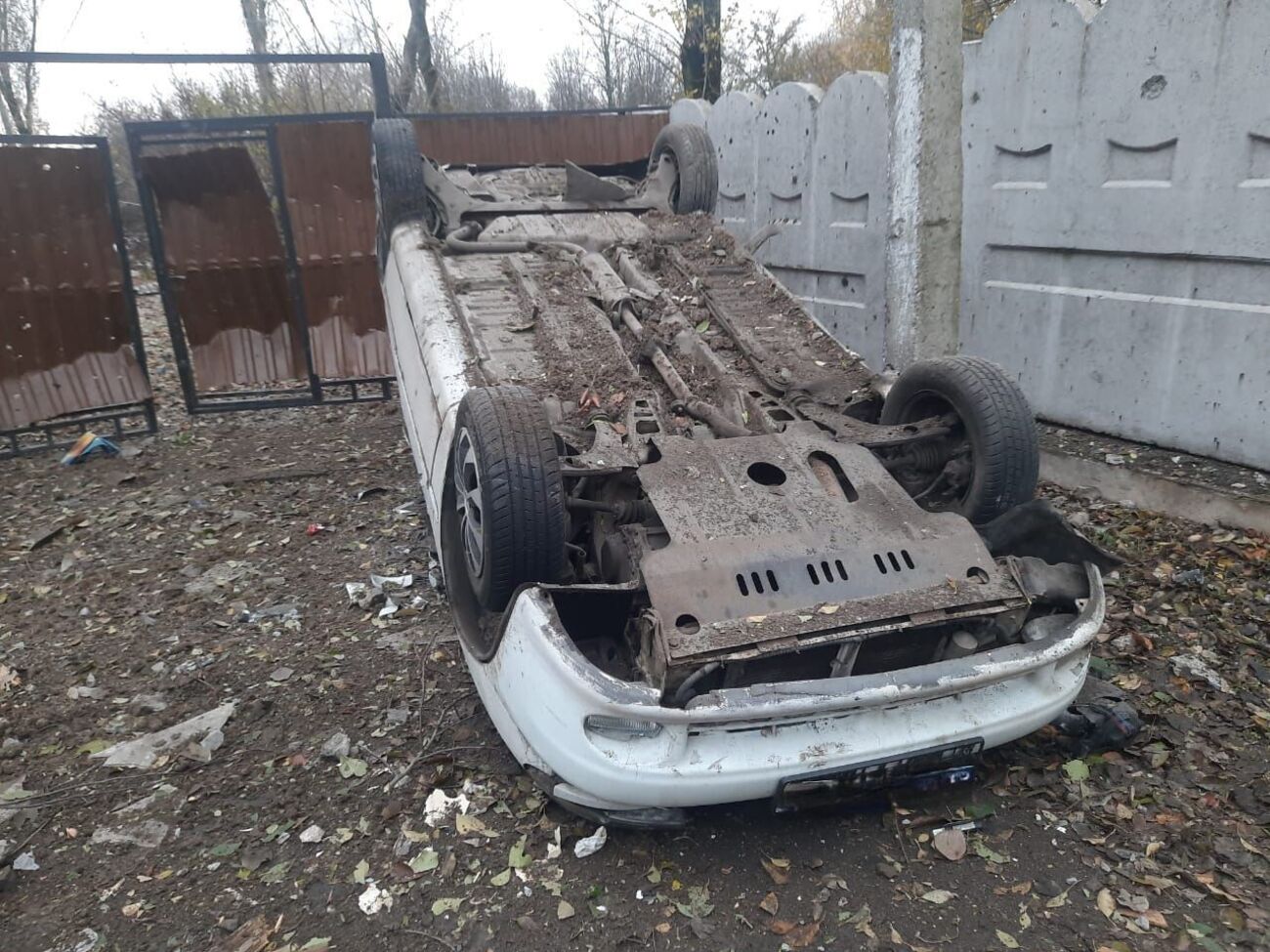 В результате обстрела повреждены три частных дома, авто и линия электропередач