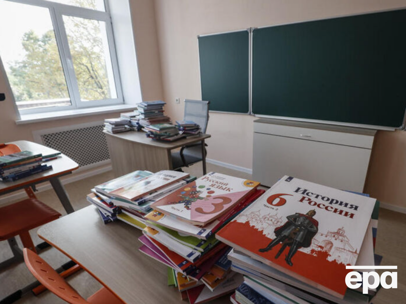 На временно оккупированные территории завезли тысячи экземпляров "пропагандистской макулатуры" из РФ