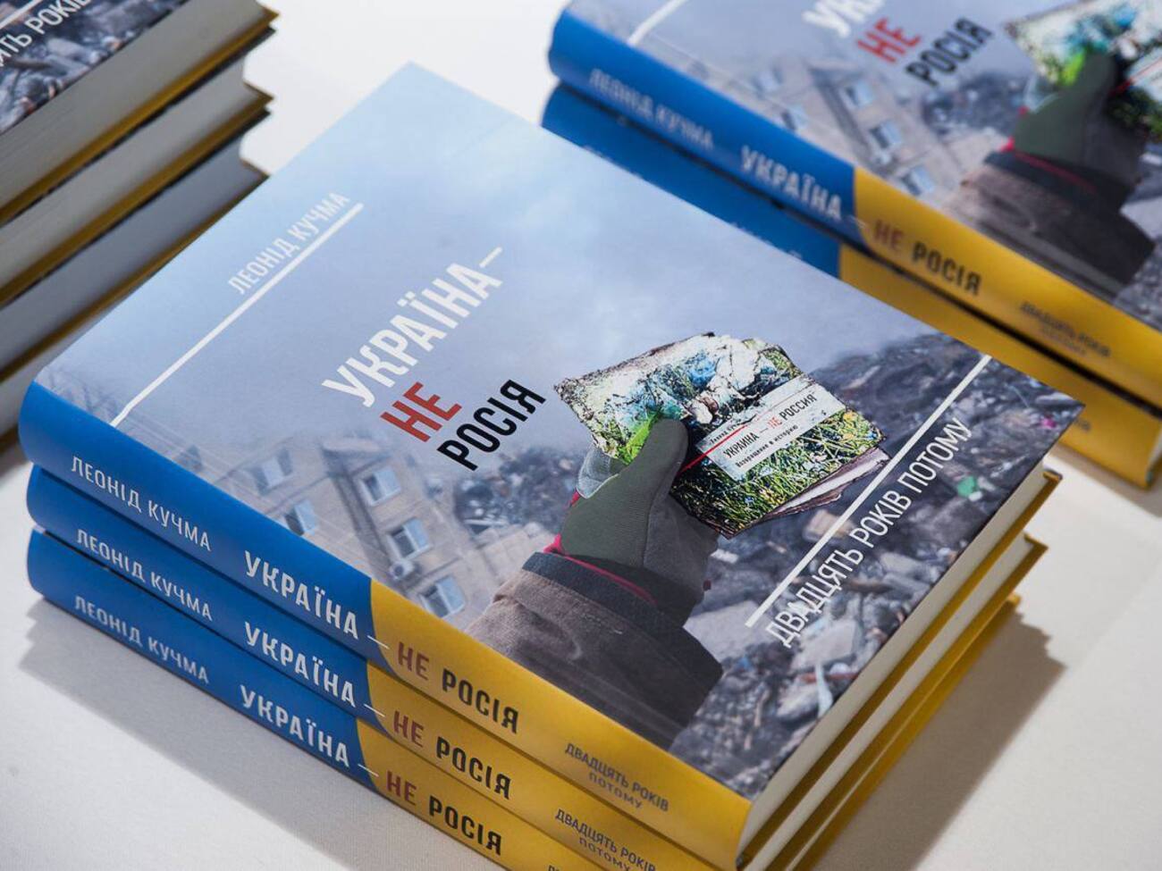 На обкладинку видання потрапив рятувальник, який знайшов першу версію книги на згарищі у Дніпрі