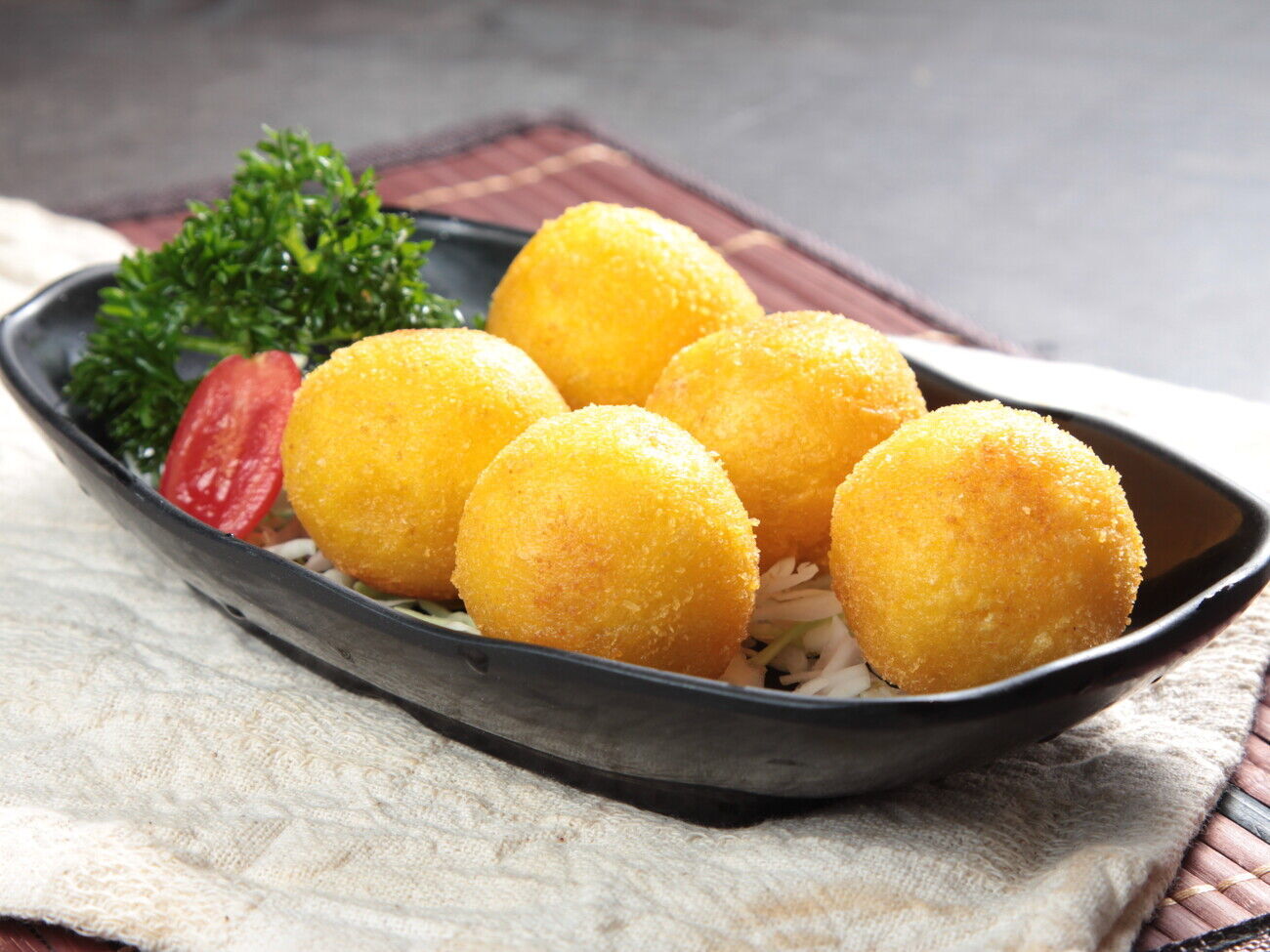 Для сырных пончиков выбирайте жирный творог