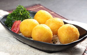 Для сырных пончиков выбирайте жирный творог