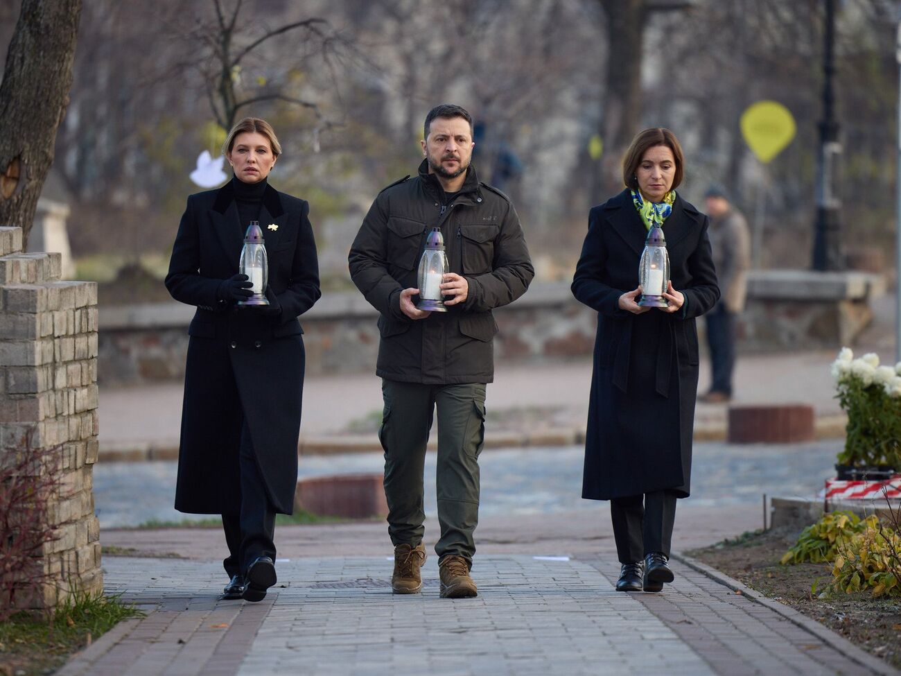 Зеленские вместе с Санду установили лампадки к кресту на аллее Героев Небесной сотни в Киеве