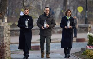 Зеленские вместе с Санду установили лампадки к кресту на аллее Героев Небесной сотни в Киеве