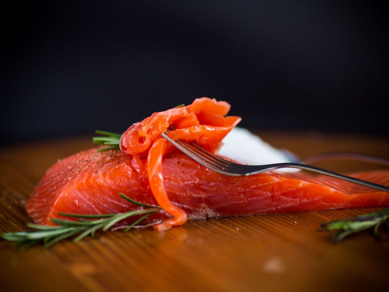 Вкусно посолить рыбу можно всего в три этапа