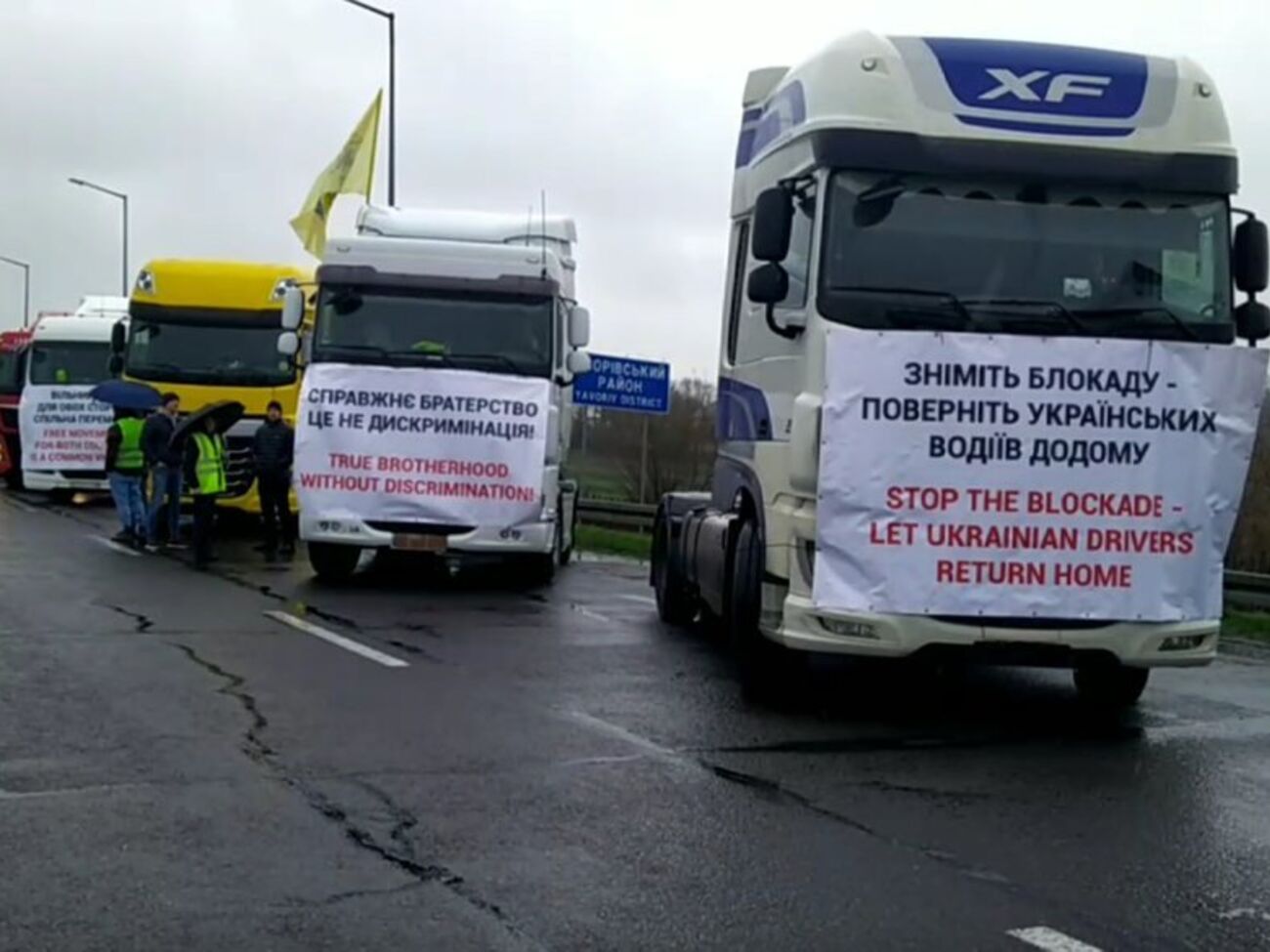 Водії розмістили на вантажівках плакати